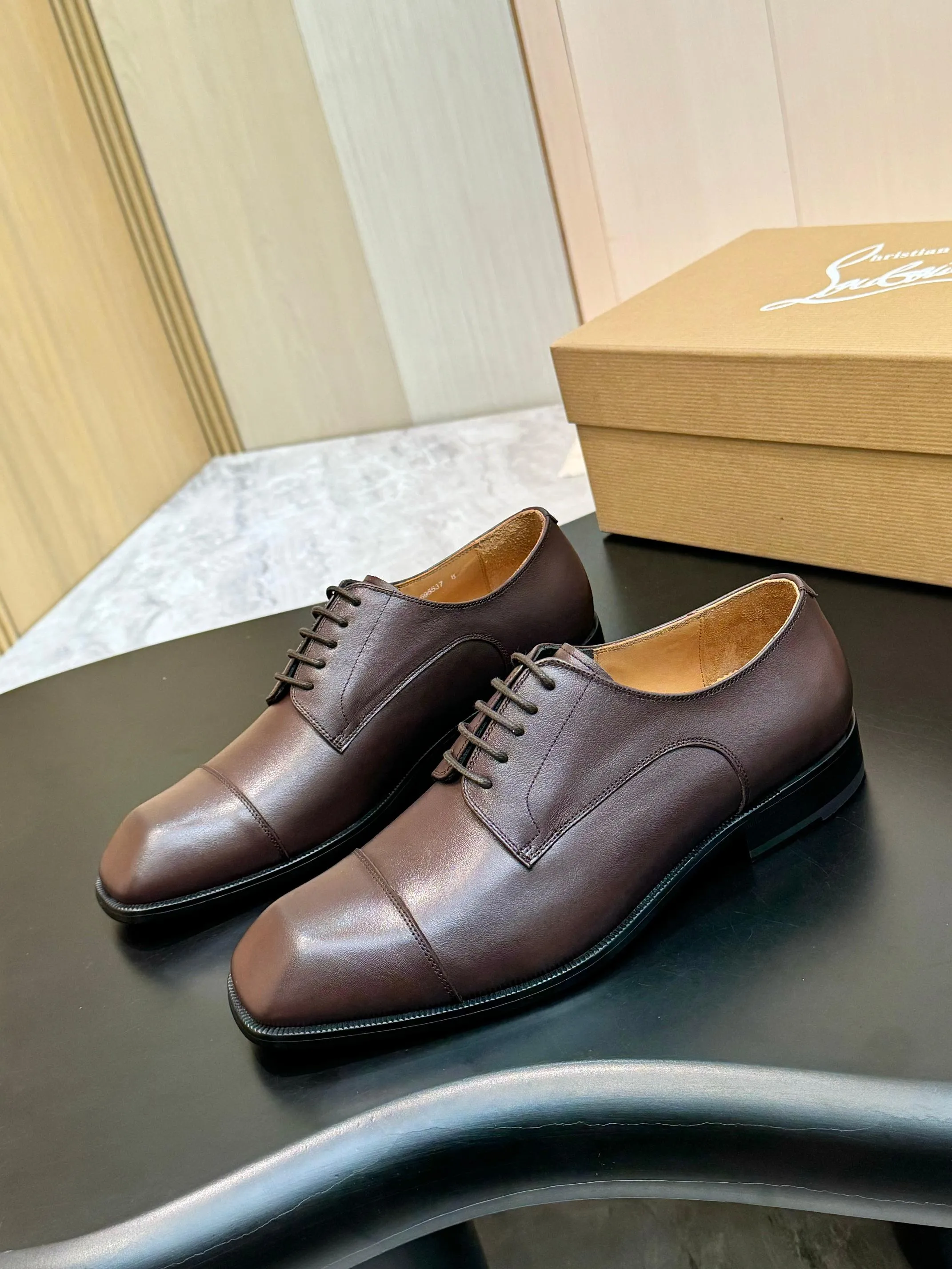 [CL red sole shoes] Top P: 1020💰 Size 39-44 (⚠️38.45.46.47 custom-made, non-returnable and non-exchangeable) 🆑High-end men's business formal leather shoes, original authentic top quality goods ••✅💯 Top original order purchasing agent! Original imported patterned cowhide ➕Imported cowhide lining ➕Cowhide feet ➕Original leather outsole~🉑️Feel free to compare the authentic ones!